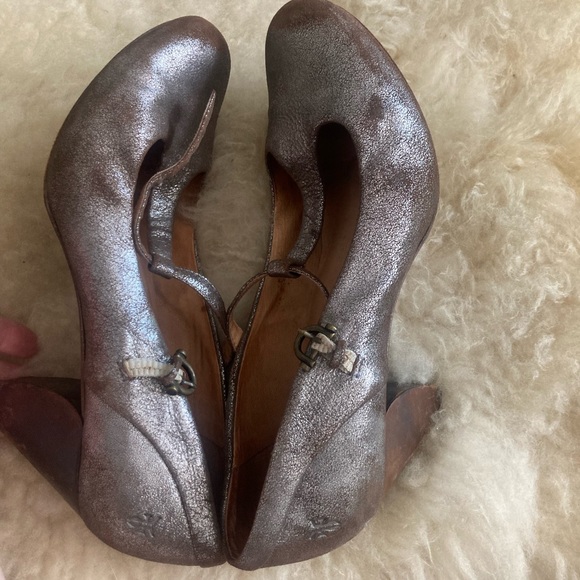 Frye Lisa T-strap Heels distressed silver/brown 8.5 - Picture 2 of 8